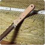 Matte aus steinwolle mit Schneidmesser und Zollstock - Zwischensparrendämmung